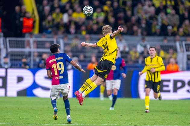 15 04 2025, Borussia Dortmund vs FC Barcelona, UEFA Champions League, quarter-final, second leg Barcelonas Lamine Yamal l and Dortmunds Daniel Svensson fight for the ball Important note According to UEFA regulations, it is prohibited to use or have used photographs taken in the stadium and or of the match in the form of sequential images and or video-like photo series Copyright: xDavidxInderliedx
