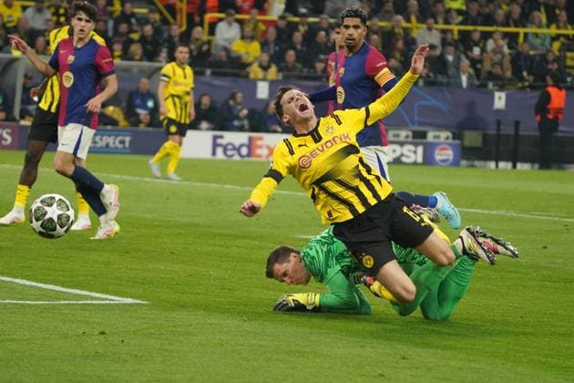 Football, UEFA Champions League 2024 2025, Borussia Dortmund vs FC Bacelona 15 04 2025 , Signal Iduna Park Dortmund Pascal Gross, Wojciech Szczesny TW FC Barcelona BVB action, single image,