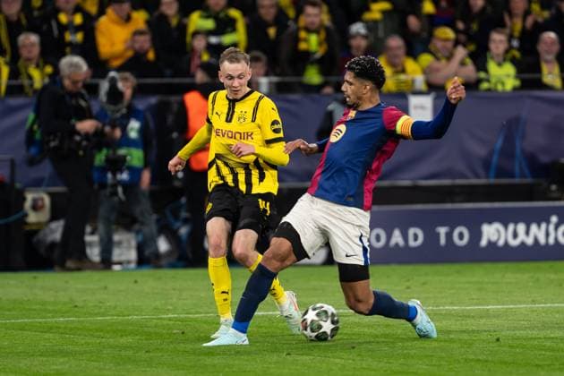 GER, UEFA Champions League, Borussia Dortmund vs FC Barcelona 15 04 2025, Signal Iduna Park, Dortmund, GER, UEFA Champions League, Borussia Dortmund vs FC Barcelona in picture duel between Maximilian Beier BV Borussia Dortmund, 14 and Ronald Araujo Araujo FC Barcelona, 4 nordphotoxGmbHxx xChristianxSchulze nph000300