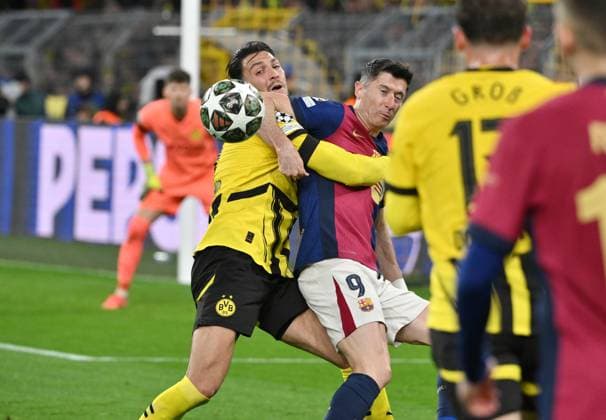Robert Lewandowski FC Barcelona , Ramy Bensebaini Borussia Dortmund , v re 15 04 2025, Football UEFA Champions League 2024 25, Quarter-final, Second leg, Borussia Dortmund FC Barcelona Dortmund Signal Iduna Park Nordrhein Westfalen Germany Team2