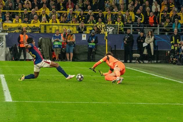 Jules Kounde FC Barcelona, 23 alone ahead of Gregor Kobel Borussia Dortmund 09, 01 , GER BVB Borussia Dortmund 09 vs FC Barcelona, Football, Champions League, quarter-finals, 2024 2025 season, 15 04 2025 GER BVB Borussia Dortmund 09 vs FC Barcelona, Football, Champions League, quarter-finals, 2024 2025 season, 15 04 2025 Dortmund Copyright: xEibner-Pressefoto FabianxFriesex EP_FFE