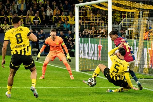 Ramy Bensebaini Borussia Dortmund 09, 05 full match against Lamine Yamal FC Barcelona, 19 , GER BVB Borussia Dortmund 09 vs FC Barcelona, Football, Champions League, quarter-finals, 2024 2025 season, 15 04 2025 GER BVB Borussia Dortmund 09 vs FC Barcelona, Football, Champions League, quarter-finals, 2024 2025 season, 15 04 2025 Dortmund Copyright: xEibner-Pressefoto FabianxFriesex EP_FFE