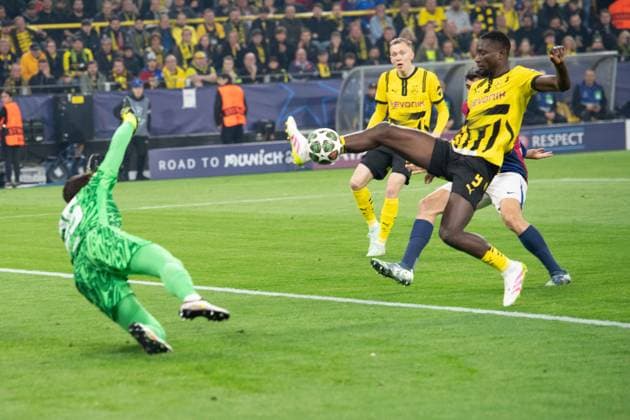 Serhou GUIRASSY DO scoring chance against goalkeeper Wojciech SZCZESNY Barca action, duel, Football Champions League, Quarterfinal, Round of 8, Borussia Dortmund DO FC Barcelona Barca on 15 04 2025 in Dortmund Germany UEFA regulations prohibit any use of photographs as image sequences and or quasi video Â