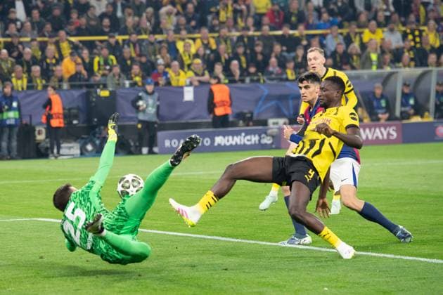 Serhou GUIRASSY DO scoring chance against goalkeeper Wojciech SZCZESNY Barca action, duel, Football Champions League, Quarterfinal, Round of 8, Borussia Dortmund DO FC Barcelona Barca on 15 04 2025 in Dortmund Germany UEFA regulations prohibit any use of photographs as image sequences and or quasi video Â