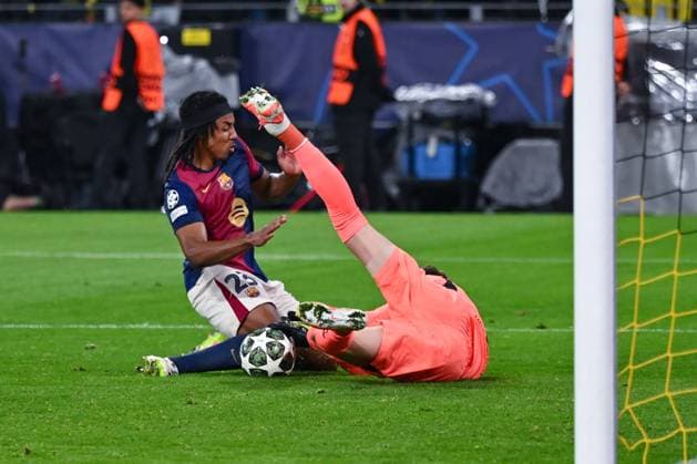 15 04 2025, Football, Champions League, Quarter-finals, Season 2024 2025, Borussia Dortmund FC Barcelona, Goal chance Raphinha FC Barcelona , Goalkeeper Gregor Kobel Borussia Dortmund xRHR PHOTO TKx Copyright: RHR-FOTOx RHR-FOTO TK