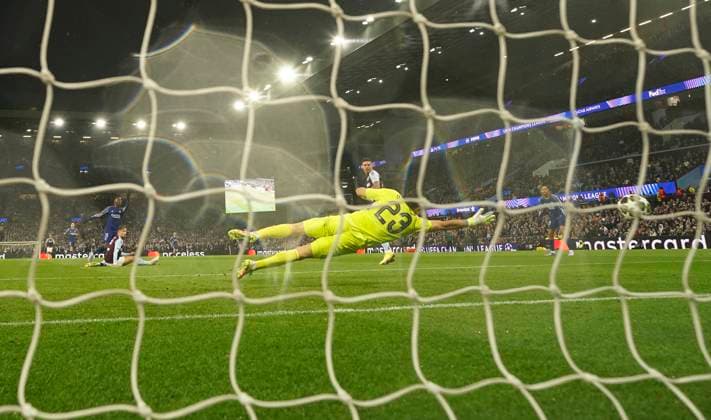 Sport Bilder des Tages Birmingham, England, 15th April 2025. Nuno Mendes of Paris St Germain scores their second goal during the Aston Villa vs Paris Saint Germain Quarter Final 2nd Leg UEFA Champions League match at Villa Park, Birmingham. Picture credit should read: Andrew Yates Sportimage EDITORIAL USE ONLY. No use with unauthorised audio, video, data, fixture lists, club league logos or live services. Online in-match use limited to 120 images, no video emulation. No use in betting, games or single club league player publications. SPI_067_AY_Villa_PSG SPI-3842-0068