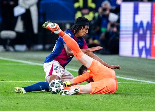 Signal Iduna Park, Dortmund, 15 04 2025 Jules Kounde of Barcelona challenges Goalkeeper Gregor Kobel of Dortmund during the Championsleague Borussia Dortmund vs FC Barcelona
