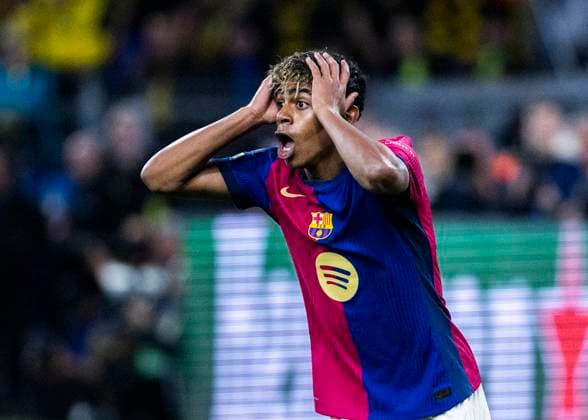 Signal Iduna Park, Dortmund, 15 04 2025 Lamine Yamal of Barcelona is afraid during the Championsleague Borussia Dortmund vs FC Barcelona