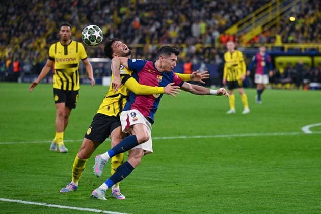 15 04 2025, Football, Champions League, Quarter-finals, Season 2024 2025, Borussia Dortmund FC Barcelona, Ramy Bensebaini Borussia Dortmund , Robert Lewandowski FC Barcelona xRHR PHOTO TKx Copyright: RHR-FOTOx RHR-FOTO TK