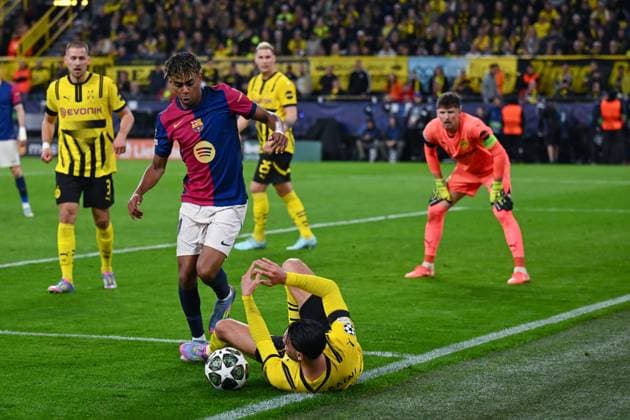15 04 2025, Football, Champions League, Quarter-finals, Season 2024 2025, Borussia Dortmund FC Barcelona, Lamine Yamal FC Barcelona , Ramy Bensebaini Borussia Dortmund xRHR PHOTO TKx Copyright: RHR-FOTOx RHR-FOTO TK
