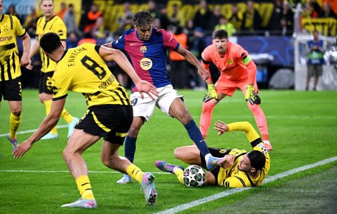 Football, Champions League, Germany, Men, Season 2024 2025, Quarter-final second leg, Signal Iduna Park Dortmund Bor Dortmund FC Barcelona Lamine Yamal BCN , Ramy Bensebaini BVB Action