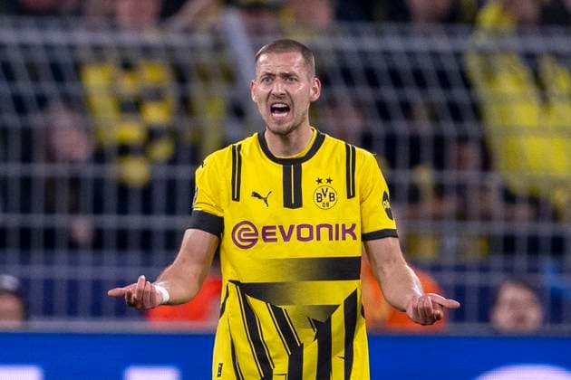 15 04 2025, Borussia Dortmund vs FC Barcelona, UEFA Champions League, quarter-final, second leg Dortmunds Waldemar Anton reacts Important note In accordance with UEFA regulations, it is prohibited to use or have used photographs taken in the stadium and or of the match in the form of sequential images and or video-like photo series Copyright: xDavidxInderliedx