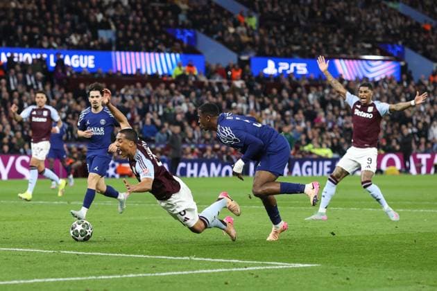 Aston Villa gegen PSG 15. April 2025, Aston Champions League Fußball, Viertelfinale, Rückspiel Aston Villa gegen Paris Saint Germain Willian Pacho von PSG löst Youri Tielemans von Aston Villa aus Foto Charlotte Wilson Abseits Aston UK  Copyright: xCharlottexWilsonx xOffsidexOffside