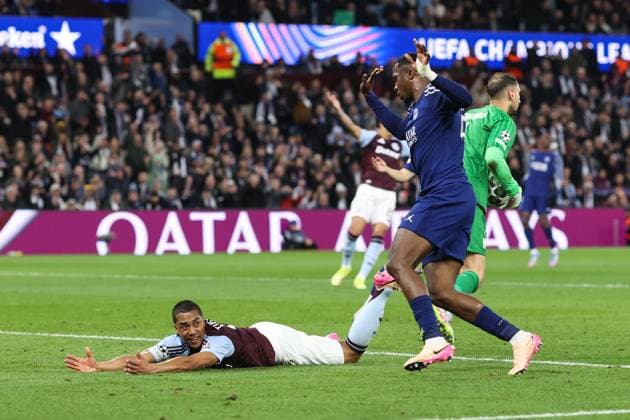 Aston Villa gegen PSG 15. April 2025, Aston Champions League Fußball, Viertelfinale, Rückspiel Aston Villa gegen Paris Saint Germain Willian Pacho von PSG löst Youri Tielemans von Aston Villa aus Foto Charlotte Wilson Abseits Aston UK  Copyright: xCharlottexWilsonx xOffsidexOffside