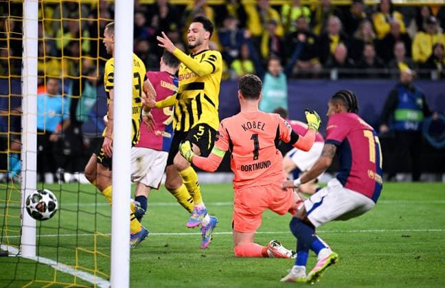 Football, Champions League, Germany, Men, Season 2024 2025, Quarter-final second leg, Signal Iduna Park Dortmund Bor Dortmund FC Barcelona Own goal Ramy Bensebaini BVB to 1 2