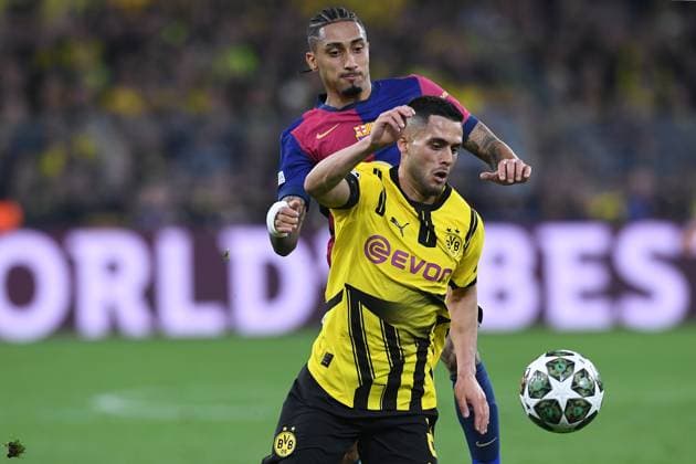 Soccer Champions League quarter final Borussia Dortmund FC Barcelona on 15 04 2025 at Signal Iduna Park in Dortmund Yan Couto Dortmund , front Raphinha Raphael Dias Belloli Barcelona , back xRx