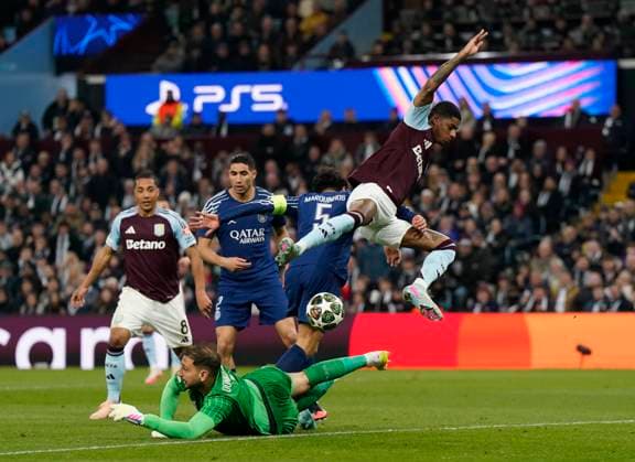 Sport Bilder des Tages Birmingham, England, 15th April 2025. Gianluigi Donnarumma of Paris St Germain saves at the feet of Aston Villa s Marcus Rashford during the Aston Villa vs Paris Saint Germain Quarter Final 2nd Leg UEFA Champions League match at Villa Park, Birmingham. Picture credit should read: Andrew Yates Sportimage EDITORIAL USE ONLY. No use with unauthorised audio, video, data, fixture lists, club league logos or live services. Online in-match use limited to 120 images, no video emulation. No use in betting, games or single club league player publications. SPI_079_AY_Villa_PSG SPI-3842-0077