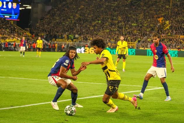 15 04 2025, xfanx, Football UEFA Champions League, Borussia Dortmund FC Barcelona v l in duel Jules Kounde FC Barcelona and Karim Adeyemi Borussia Dortmund DFL DFB REGULATIONS PROHIBIT ANY USE OF PHOTOGRAPHS as IMAGE SEQUENCES and or QUASI VIDEO Dortmund mfan