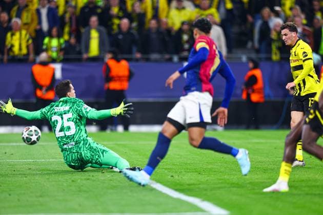 2025.04.15 Dortmund pilka nozna UEFA Liga Mistrzow sezon 2024 2025 Borussia Dortmund - FC Barcelona, Barca N z Pascal Gross Wojciech Szczesny nieuznany gol Foto Pawel Andrachiewicz PressFocus 2025.04.15 Dortmund Football - UEFA Champions League season 2024 2025 Borussia Dortmund - FC Barcelona Pascal Gross Wojciech Szczesny nieuznany gol Credit: Pawel Andrachiewicz PressFocus NEWSPIX.PL --- newspix.pl POLAND OUT! 