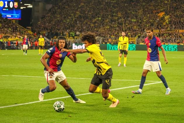 15 04 2025, xfanx, Football UEFA Champions League, Borussia Dortmund FC Barcelona v l in duel Jules Kounde FC Barcelona and Karim Adeyemi Borussia Dortmund DFL DFB REGULATIONS PROHIBIT ANY USE OF PHOTOGRAPHS as IMAGE SEQUENCES and or QUASI VIDEO Dortmund mfan