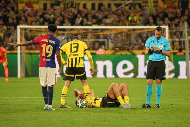 15 04 2025, xfanx, Football UEFA Champions League, Borussia Dortmund FC Barcelona v l the third Felix Nmecha BVB is fouled by Frenkie de Jong FC Barcelona DFL DFB REGULATIONS PROHIBIT ANY USE OF PHOTOGRAPHS as IMAGE SEQUENCES and or QUASI VIDEO Dortmund mfan