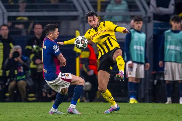 15 04 2025, Borussia Dortmund vs FC Barcelona, UEFA Champions League, quarter-final, second leg Barcelonas Robert Lewandowski l and Dortmunds Ramy Bensebaini fight for the ball Important note In accordance with UEFA regulations, it is prohibited to use or have used photographs taken in the stadium and or of the match in the form of sequential images and or video-like photo series Copyright: xDavidxInderliedx