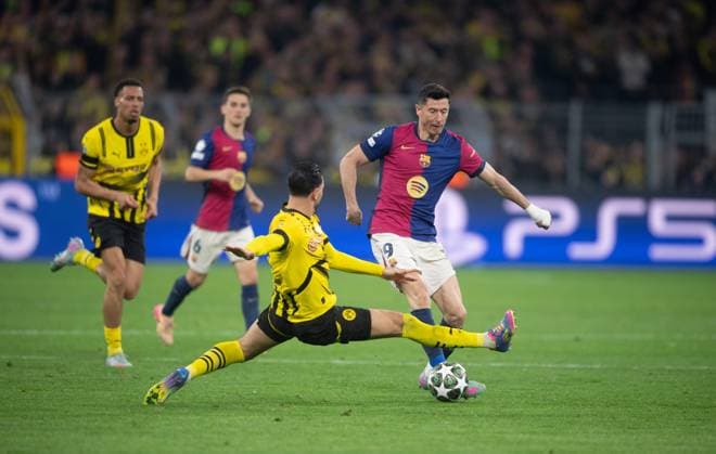 Soccer, Men, Season 2024 2025, Champions League quarter-final, second leg , Borussia Dortmund FC Barcelona, v l Ramy Bensebaini Borussia Dortmund , Robert Lewandowski FC Barcelona , 15 04 2025, Copyright: xSebastianxRäppold MatthiasxKochx