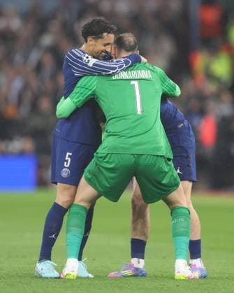 Aston Villa gegen PSG 15 April 2025, Aston Champions League Fußball, Viertelfinale, Rückspiel Aston Villa gegen Paris Saint Germain Marquinhos von PSG und PSG-Torwart Gianluigi Donnarumma feiern Foto Charlotte Wilson Abseits Aston UK  Copyright: xCharlottexWilsonx xOffsidexOffside
