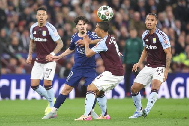 Aston Villa gegen PSG 15. April 2025, Aston Champions League Fußball, Viertelfinale, Rückspiel Aston Villa gegen Paris Saint Germain Vitinha von PSG und Youri Tielemans von Aston Villa Foto Charlotte Wilson Abseits Aston UK  Copyright: xCharlottexWilsonx xOffsidexOffside