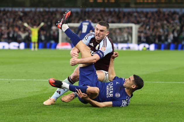 Aston Villa gegen PSG 15. April 2025, Aston Champions League Fußball, Viertelfinale, Rückspiel Aston Villa gegen Paris Saint Germain John McGinn von Aston Villa und Achraf Hakimi von PSG Foto Charlotte Wilson Abseits Aston UK  Copyright: xCharlottexWilsonx xOffsidexOffside