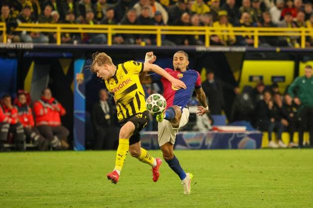 15 04 2025, xfanx, Football UEFA Champions League, Borussia Dortmund FC Barcelona v l in duel Daniel Svensson Borussia Dortmund and Raphinha FC Barcelona DFL DFB REGULATIONS PROHIBIT ANY USE OF PHOTOGRAPHS as IMAGE SEQUENCES and or QUASI VIDEO Dortmund mfan