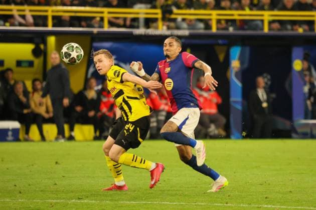 15 04 2025, xfanx, Football UEFA Champions League, Borussia Dortmund FC Barcelona v l in duel Daniel Svensson Borussia Dortmund and Raphinha FC Barcelona DFL DFB REGULATIONS PROHIBIT ANY USE OF PHOTOGRAPHS as IMAGE SEQUENCES and or QUASI VIDEO Dortmund mfan