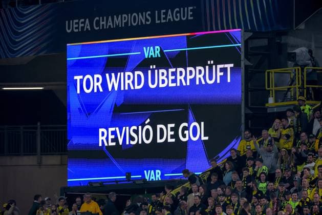 15 04 2025, Football, UEFA Champions League, Borussia Dortmund FC Barcelona, BVB Stadion, Quarter-final, Season 2024 2025 Scoreboard VAR Review of the goal Regulations prohibit any use of photographs as image sequences and or quasi video North Rhine-Westphalia Germany