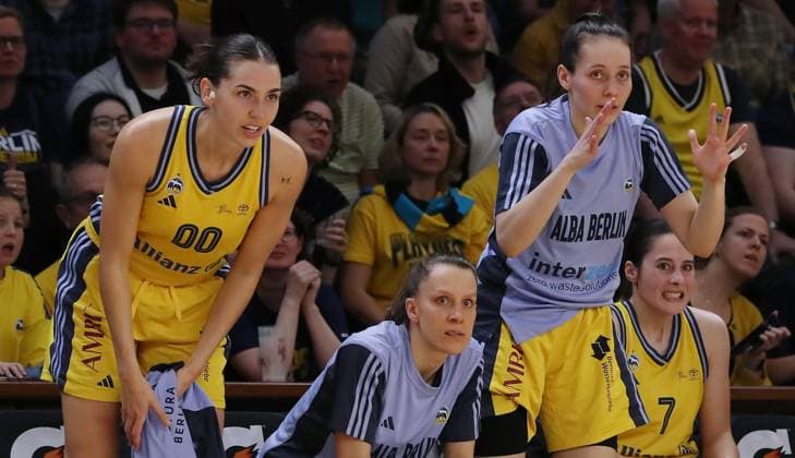 Alba players cheer on Sport Basketball DBBL Bundesliga Womens Womens Playoff Semifinal 5 Game Season 2024 2025 15 04 2024 ALBA Berlin vs Saarlouis Royals