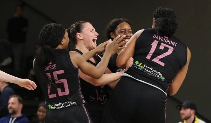 Saarlouis Royals celebrate reaching the final, Martha Burse in front, Erika Davenport joy emotion jubilation Sport Basketball DBBL Bundesliga Womens Womens Playoff Semifinal 5 Game Season 2024 2025 15 04 2024 ALBA Berlin vs Saarlouis Royals