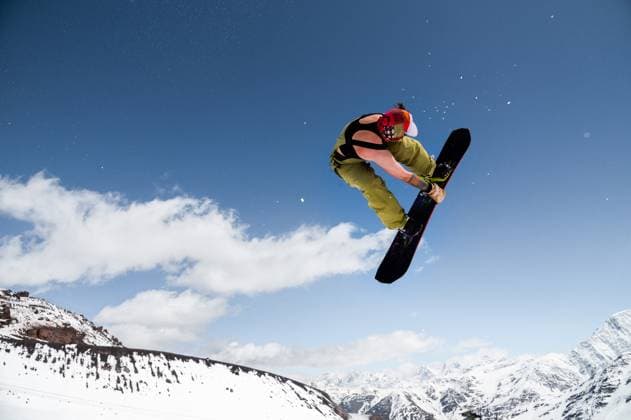 Anfänger Snowboarder Reiten auf sonnigen Tag, Durchführung Trick in der Luft. Touristen Schnappschuss beim Snowboarden im Winterurlaub Beginner snowboarder riding on sunny day, performing trick in air. Sport tourist snapshot while snowboarding during winter vacation. (License=RF) 23182207 ,model released, Symbolfoto Copyright: xZoonar.com IanxIankovskiix 23182207 ,model released, Symbolfoto ,property released