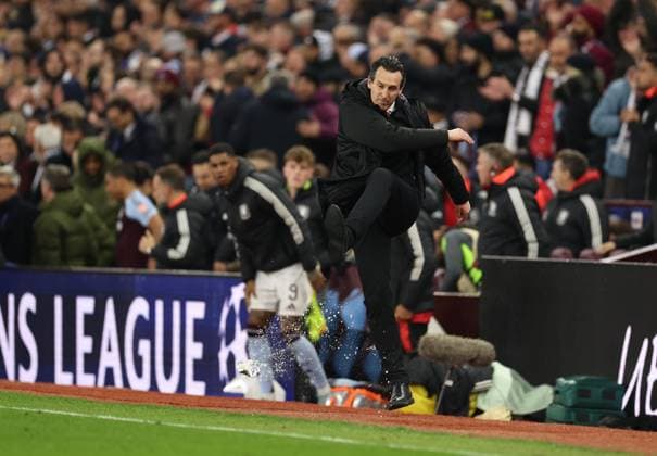 Sport Bilder des Tages Unai Emery Manager of Aston Villa kicks a water bottle. Aston Villa v Paris Saint-Germain, UEFA Champions League, Quarter-Finals, 2nd Leg, Football, Villa Park, Birmingham, UK - 15 Apr 2025 EDITORIAL USE ONLY No use with unauthorised audio, video, data, fixture lists, club league logos or live services. Online in-match use limited to 120 images, no video emulation. No use in betting, games or single club league player publications. Copyright: xRyanxBrowne Shutterstockx 15253922eg