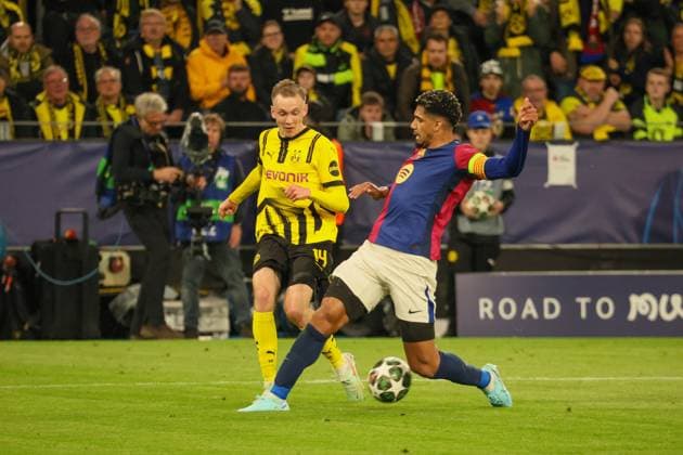 15 04 2025, xfanx, Football UEFA Champions League, Borussia Dortmund FC Barcelona v l in duel Maximilian Beier Borussia Dortmund and Ronaldo Araujo FC Barcelona DFL DFB REGULATIONS PROHIBIT ANY USE OF PHOTOGRAPHS as IMAGE SEQUENCES and or QUASI VIDEO Dortmund mfan