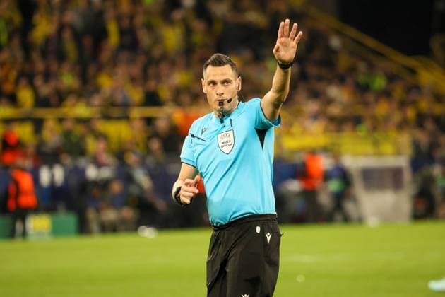 15 04 2025, xfanx, Football UEFA Champions League, Borussia Dortmund FC Barcelona v l Referee Maurizio Mariani Italy DFL DFB REGULATIONS PROHIBIT ANY USE OF PHOTOGRAPHS as IMAGE SEQUENCES and or QUASI VIDEO Dortmund mfan