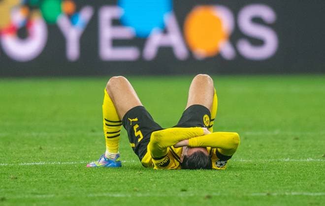Soccer, Men, 2024 2025 season, Champions League quarter-final, second leg , Borussia Dortmund FC Barcelona, Ramy Bensebaini Borussia Dortmund , Disappointment after final whistle, 15 04 2025, Copyright: xSebastianxRäppold MatthiasxKochx