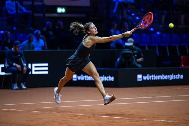 Emma Navarro USA in the picture on the ball, Emma Navarro USA vs Beatriz Haddad Maia Brazil , Round 1, GER, Porsche Tennis Grand Prix GP Stuttgart 2025, WTA500, 15 04 2025 GER, Porsche Tennis Grand Prix GP Stuttgart 2025, WTA500, 15 04 2025 Stuttgart Copyright: xEibner-Pressefoto Memmlerx EP_MMR
