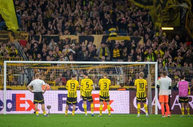 Soccer, Men, 2024 2025 season, Champions League quarter-final, second leg, Borussia Dortmund FC Barcelona, BVB fans and players, disappointment after the final whistle, 15 04 2025, Copyright: xSebastianxRäppold MatthiasxKochx