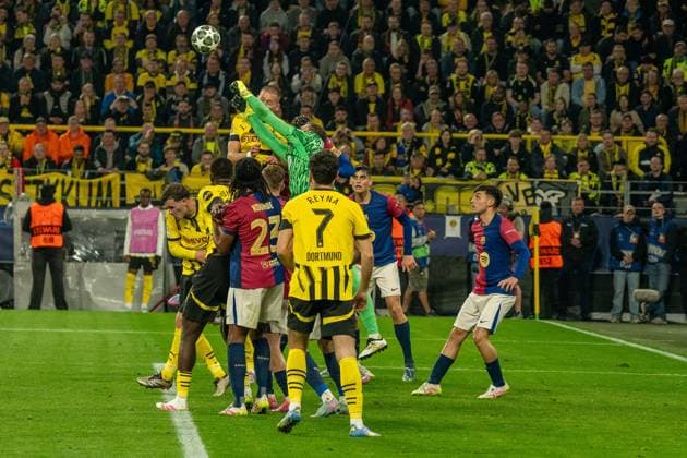 Wojciech Szczesny FC Barcelona, 25 knocks the ball away from the goal with his fist, GER BVB Borussia Dortmund 09 vs FC Barcelona, Football, Champions League, Quarter-finals, 2024 2025 season, 15 04 2025 GER BVB Borussia Dortmund 09 vs FC Barcelona, Football, Champions League, Quarter-finals, 2024 2025 season, 15 04 2025 Dortmund Copyright: xEibner-Pressefoto FabianxFriesex EP_FFE