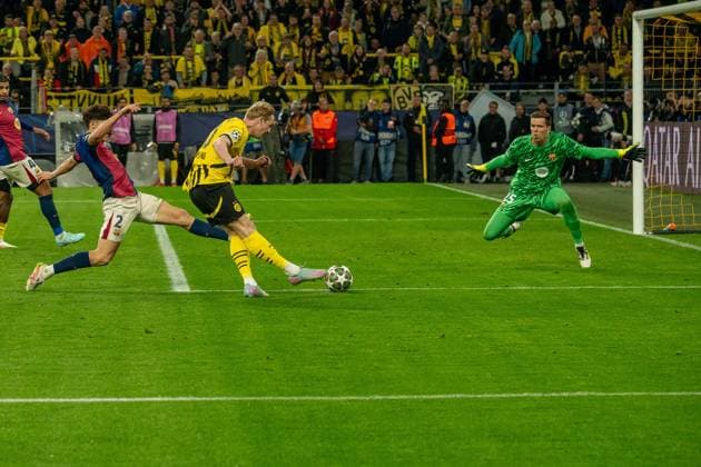 Goal kick by Julian Brandt Borussia Dortmund 09, 10 , Pau Cubarsi FC Barcelona, 2 and Wojciech Szczesny FC Barcelona, 25 defend, GER BVB Borussia Dortmund 09 vs FC Barcelona, Football, Champions League, quarter-finals, 2024 2025 season, 15 04 2025 GER BVB Borussia Dortmund 09 vs FC Barcelona, Football, Champions League, quarter-finals, 2024 2025 season, 15 04 2025 Dortmund Copyright: xEibner-Pressefoto FabianxFriesex EP_FFE