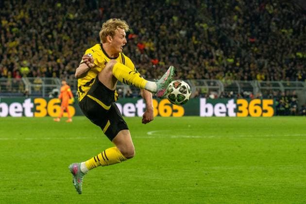 Julian Brandt Borussia Dortmund 09, 10 takes the ball in the air, GER BVB Borussia Dortmund 09 vs FC Barcelona, Football, Champions League, quarter-finals, 2024 2025 season, 15 04 2025 GER BVB Borussia Dortmund 09 vs FC Barcelona, Football, Champions League, quarter-finals, 2024 2025 season, 15 04 2025 Dortmund Copyright: xEibner-Pressefoto FabianxFriesex EP_FFE