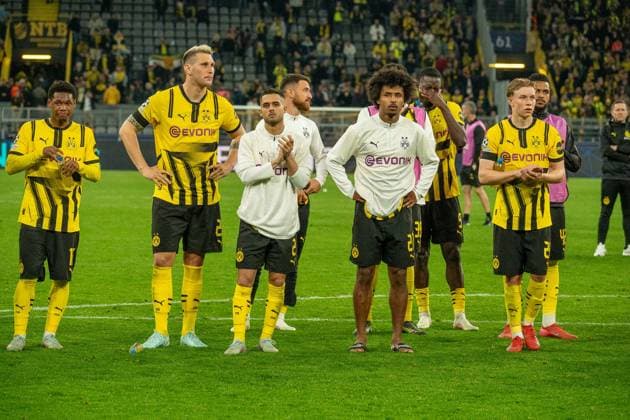 Karim Adeyemi Borussia Dortmund 09, 27 and his teammates thank the fans for their support, GER BVB Borussia Dortmund 09 vs FC Barcelona, Football, Champions League, Quarter-finals, 2024 2025 season, 15 04 2025 GER BVB Borussia Dortmund 09 vs FC Barcelona, Football, Champions League, Quarter-finals, 2024 2025 season, 15 04 2025 Dortmund Copyright: xEibner-Pressefoto FabianxFriesex EP_FFE