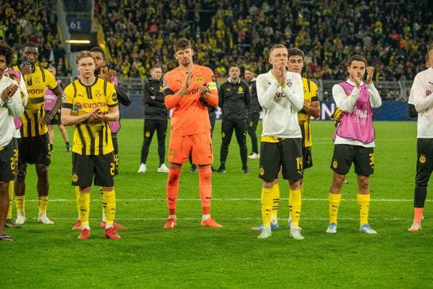 The Dortmund team around Gregor Kobel Borussia Dortmund 09, 01 would like to thank the fans for their support, GER BVB Borussia Dortmund 09 vs FC Barcelona, Football, Champions League, quarter-finals, 2024 2025 season, 15 04 2025 GER BVB Borussia Dortmund 09 vs FC Barcelona, Football, Champions League, quarter-finals, 2024 2025 season, 15 04 2025 Dortmund Copyright: xEibner-Pressefoto FabianxFriesex EP_FFE
