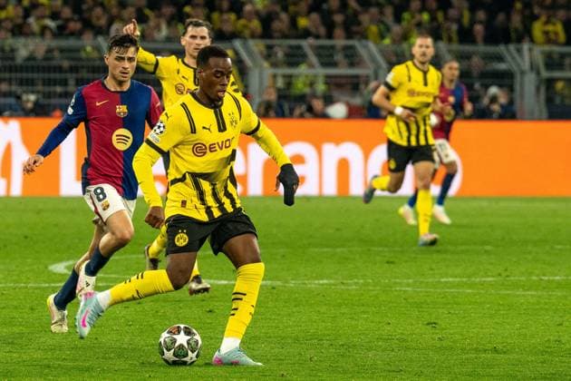 Jamie Gittens Borussia Dortmund 09, 43 on the ball, GER BVB Borussia Dortmund 09 vs FC Barcelona, Football, Champions League, quarter-finals, 2024 2025 season, 15 04 2025 GER BVB Borussia Dortmund 09 vs FC Barcelona, Football, Champions League, quarter-finals, 2024 2025 season, 15 04 2025 Dortmund Copyright: xEibner-Pressefoto FabianxFriesex EP_FFE