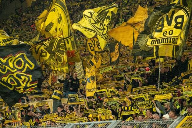 Sea of black and yellow flags on the South Stand of Signal Iduna Park, GER BVB Borussia Dortmund 09 vs FC Barcelona, Football, Champions League, Quarter-finals, 2024 2025 season, 15 04 2025 GER BVB Borussia Dortmund 09 vs FC Barcelona, Football, Champions League, Quarter-finals, 2024 2025 season, 15 04 2025 Dortmund Copyright: xEibner-Pressefoto FabianxFriesex EP_FFE