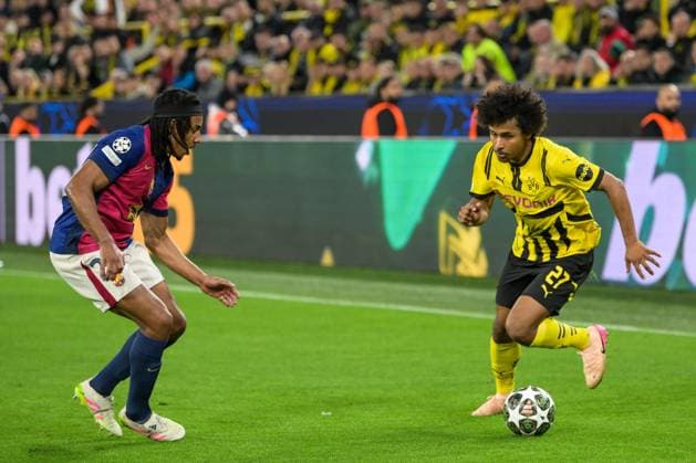 Soccer, Champions League, 20250415, BV Borussia Dortmund FC Barcelona Pictured from l Jules KOUNDE Barcelona, 23 , Karim ADEYEMI Dortmund, 27 Dribbling ball Dortmund Signal Iduna Park North Rhine-Westphalia Germany Copyright: Passion2Press MarkusxFischerx